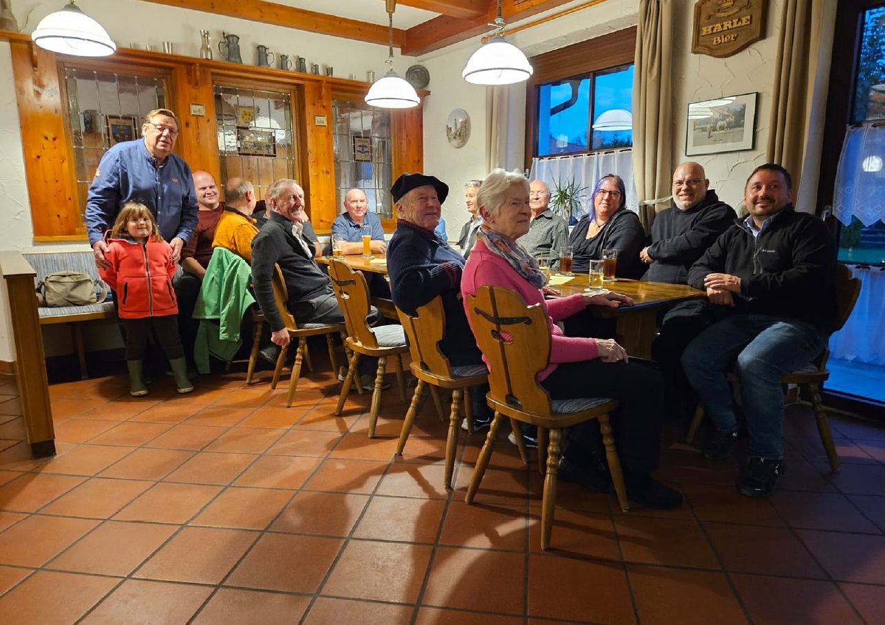 Das Bild zeigt: Der Förderverein sagte mit einen Helferessen allen ehrenamtlichen Helfern vielen herzlichen Dank. Leider konnte eine zu kleine Teilnehmerzahl unserer Einladung folgen. Trotzdem war es eine entspanntes geselliges Zusammensein. Prominenter Gäste war natürlich unser Vereinsehrenmitglied Rene Auer mit seiner Ehefrau Gertrud. Alles fand am 02.10.2024 in der Gaststätte Am Eck in Reute statt. Marcus Hägele der ebenfalls zum Helferessen eingeladen war, kümmerte sich als fürsorglicher Wirt um unseres Gäste